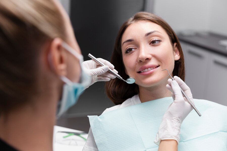 Pacient la control pentru durere dentară în clinica STOMESTET Cluj