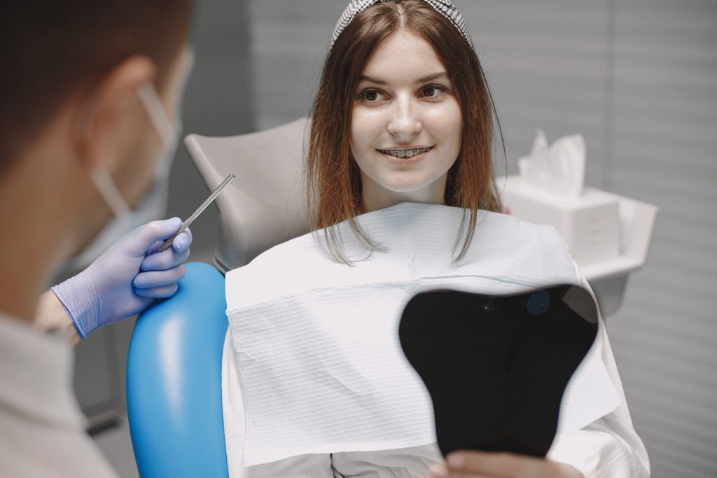 Consult ortodontic pentru aparat dentar la adulți în clinica STOMESTET Cluj