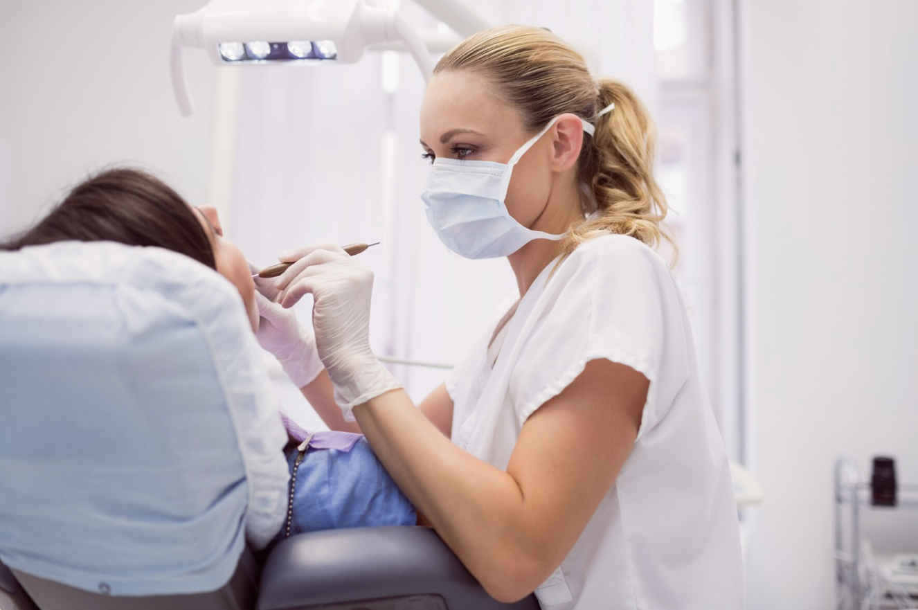 Mai pot merge la stomatolog acum că sunt însărcinată?