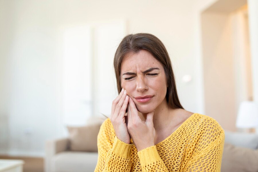 Pacient cu durere după implant dentar în timpul unui consult la STOMESTET Cluj