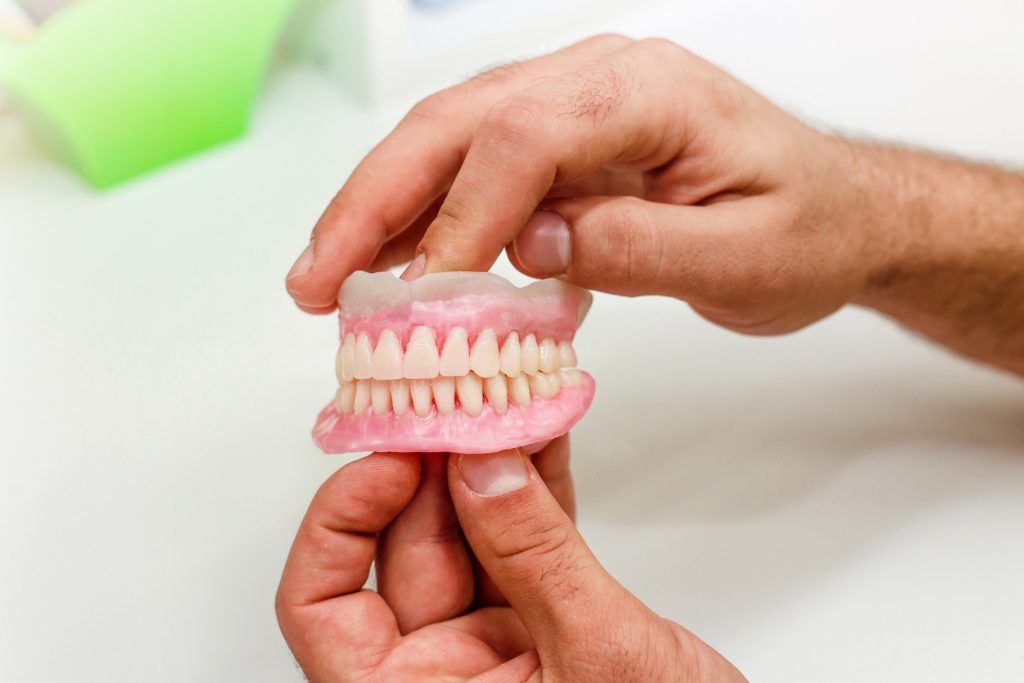 Proteză dentară pentru pacienți cu mai mulți dinți lipsă