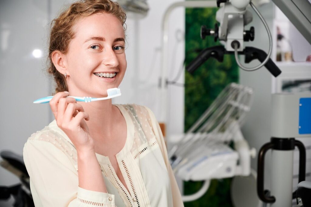 Perie ortodontică specială pentru curățarea brackeților și sârmelor aparatului dentar