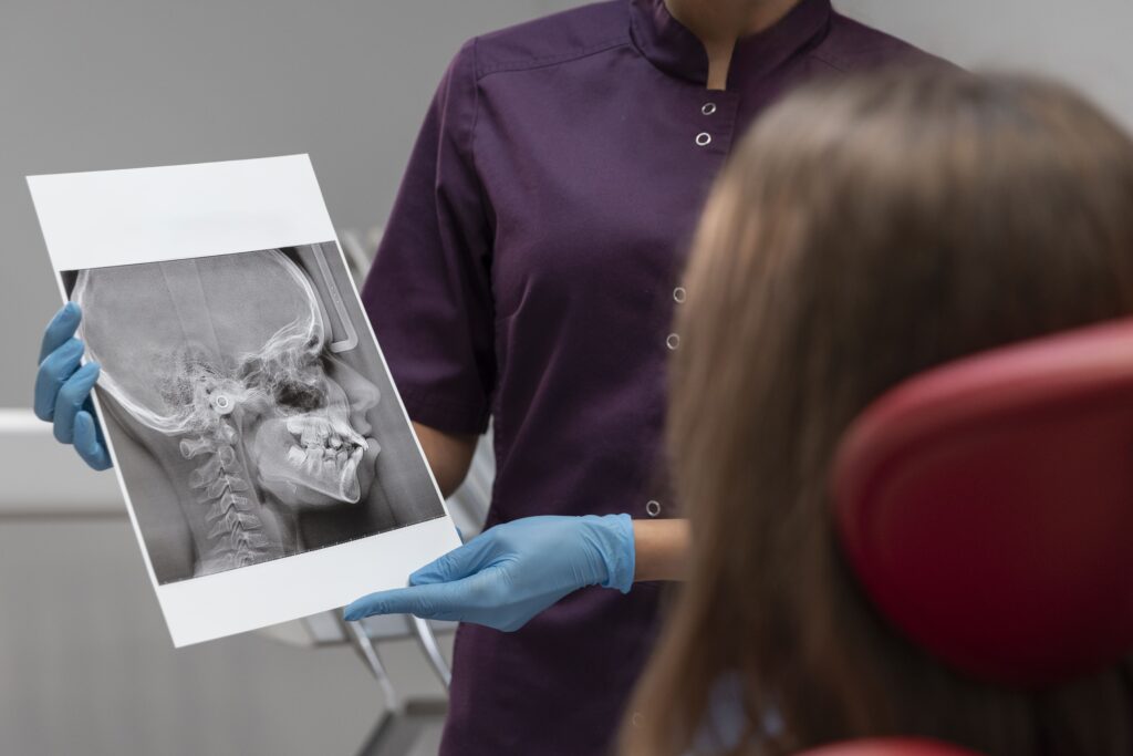 Radiografie panoramică și CBCT folosite pentru evaluarea osului înainte de implant dentar
