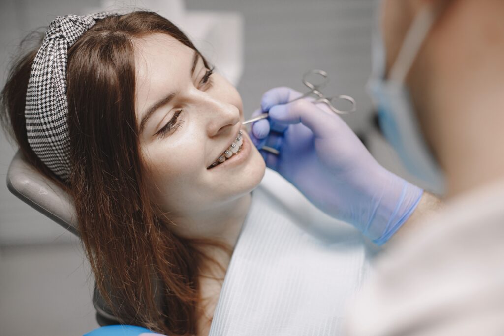 Ajustare aparat dentar în timpul unui control ortodontic periodic