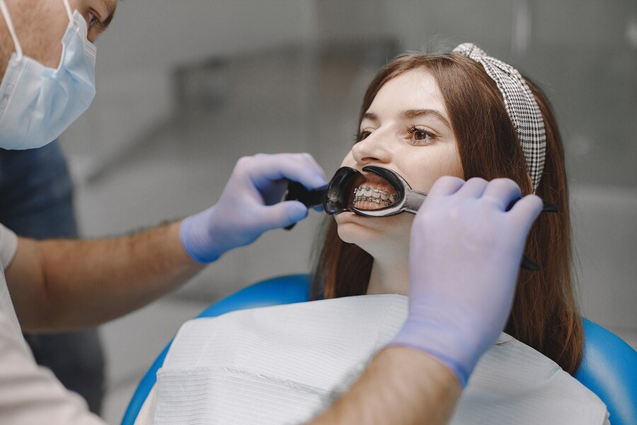 Consult ortodontic pentru verificarea aparatului dentar