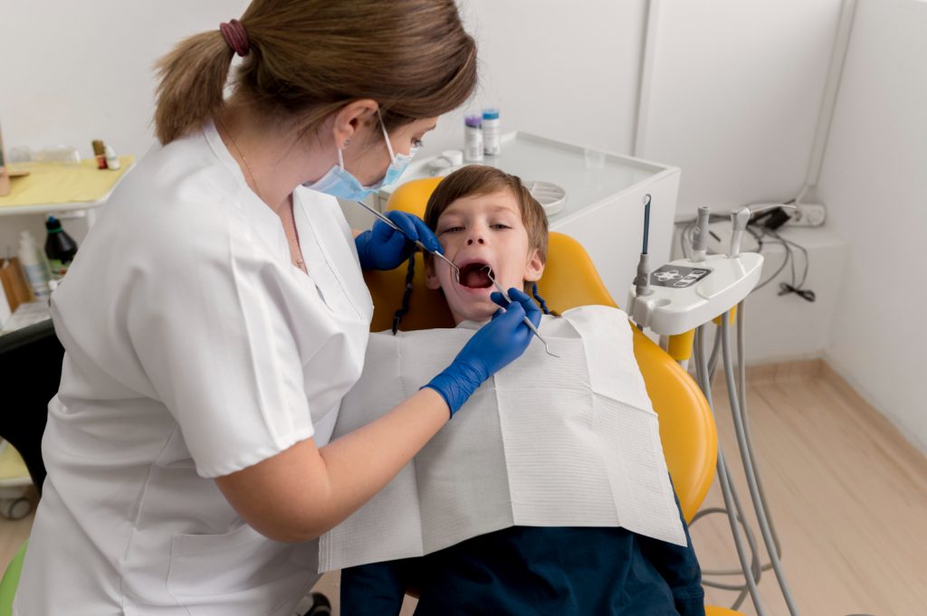 Fluorizarea dinților la copii prin aplicarea profesională a fluorului la STOMESTET Cluj