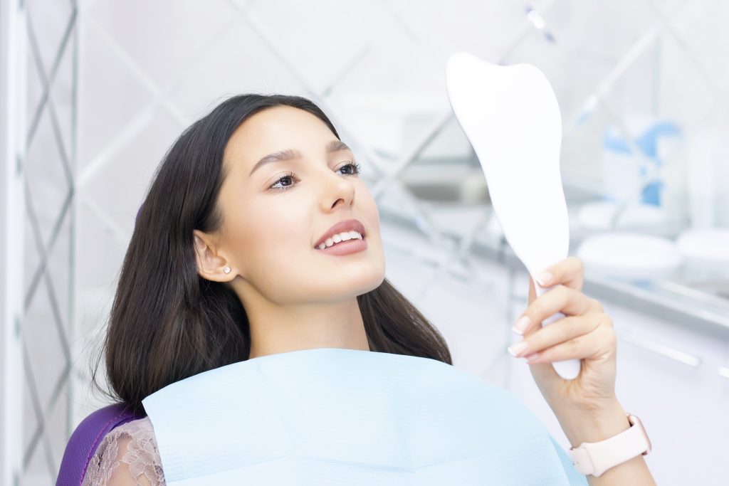 Plombă sau coroană dentară la STOMESTET Cluj explicată în timpul consultației stomatologice