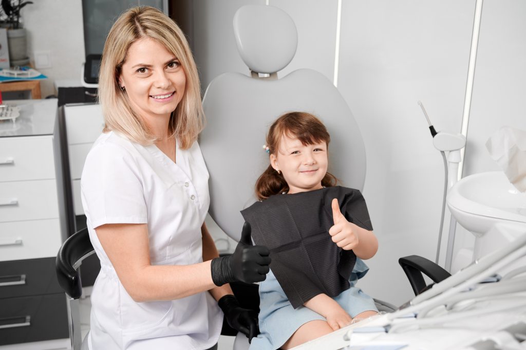 Dentist pentru copii și medic pedodont la STOMESTET Cluj oferind îngrijire dentară personalizată