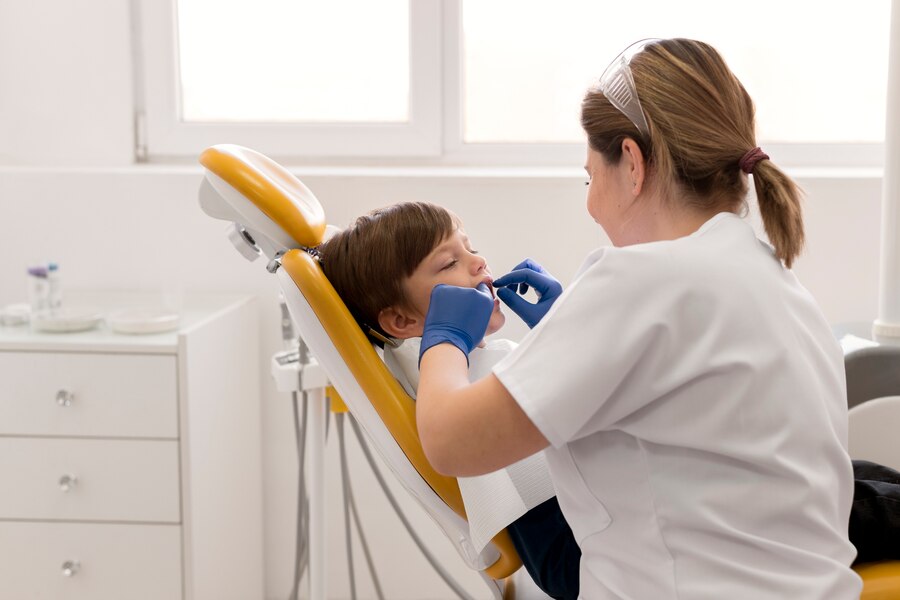 Fluorizarea dinților la copii realizată în cabinetul STOMESTET Cluj pentru prevenirea cariilor dentare
