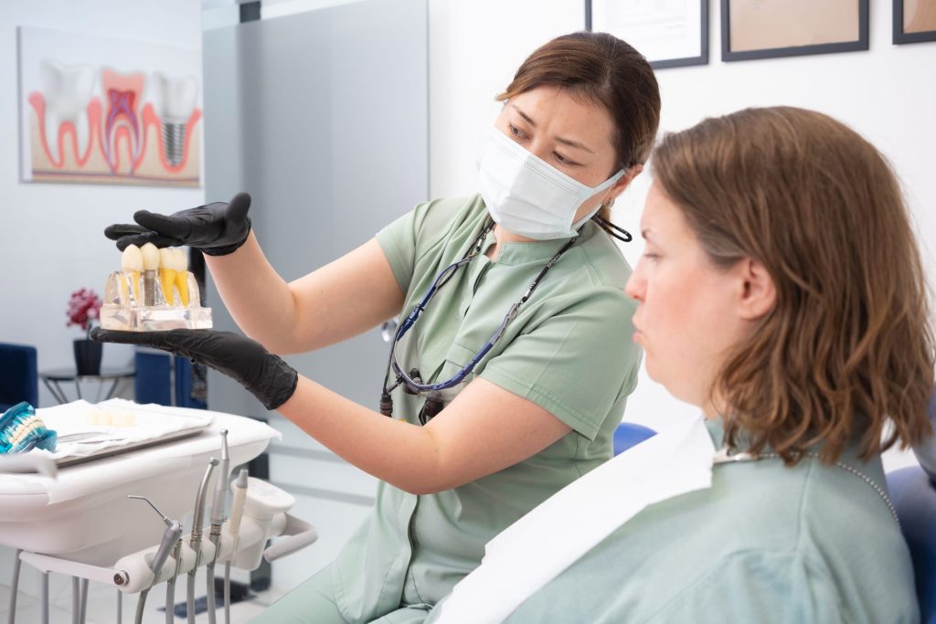 Implant dentar utilizat pentru refacerea funcțională și estetică a zâmbetului la STOMESTET Cluj