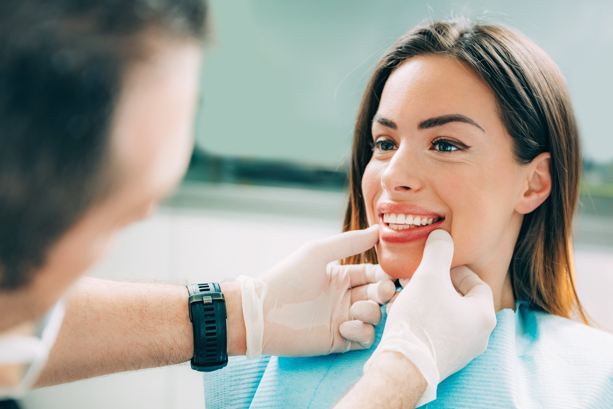Plombă sau coroană dentară la STOMESTET Cluj – evaluarea unui dinte afectat