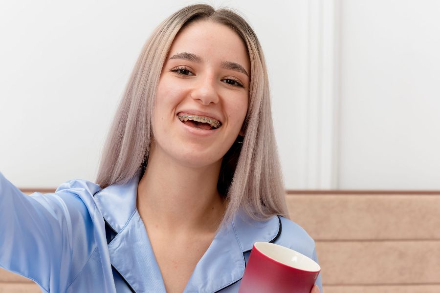 Aparat dentar la adulți pentru corectarea poziției dinților la STOMESTET Cluj
