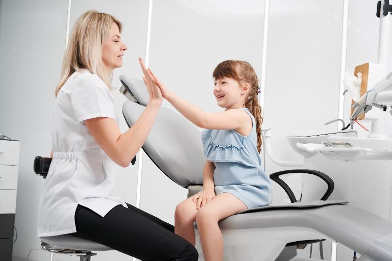Dentist pentru copii la STOMESTET Cluj în timpul unei consultații pediatrice