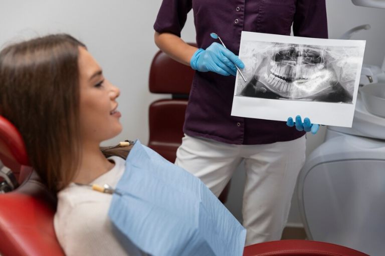Radiografie dentară realizată pentru evaluarea sănătății orale la STOMESTET Cluj