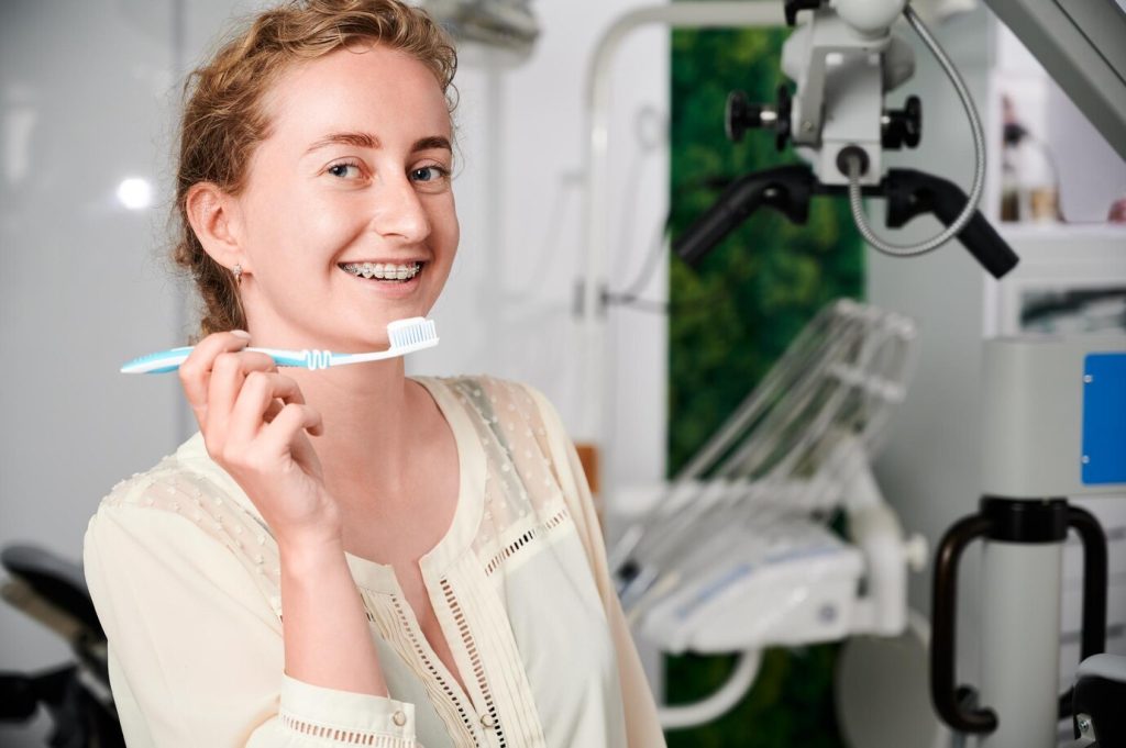 Curățarea corectă a zonei din jurul unui mini-implant ortodontic cu o periuță moale