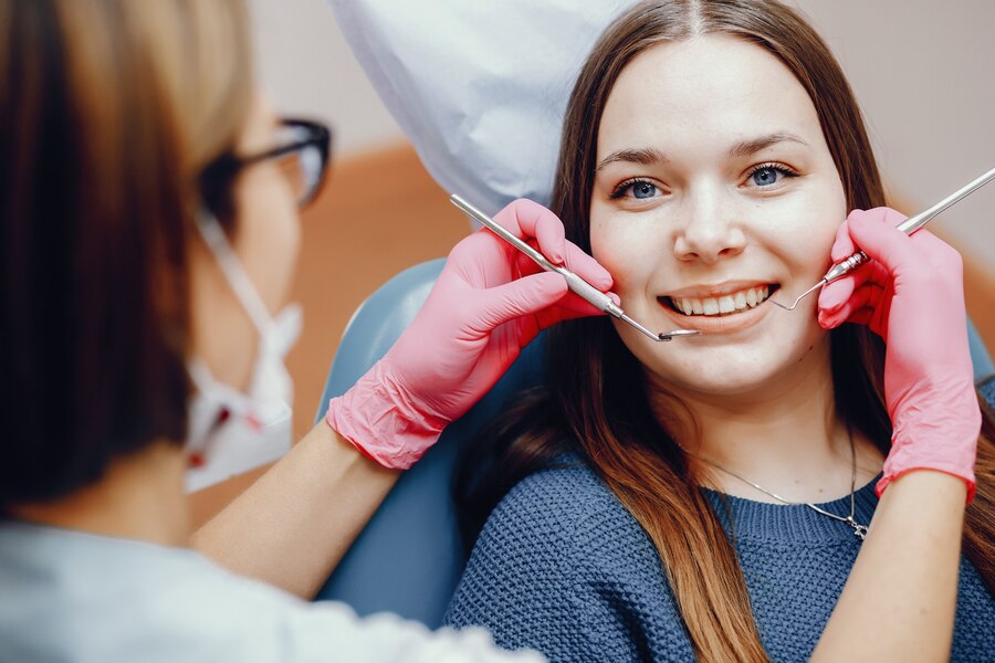 Detartraj după aparat dentar realizat la STOMESTET pentru un zâmbet sănătos