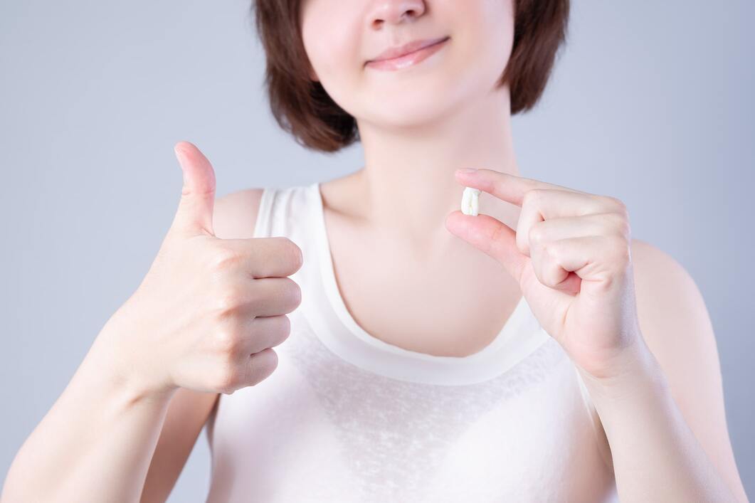 Replantare dentară Cluj – medic STOMESTET examinează un pacient după un traumatism dentar