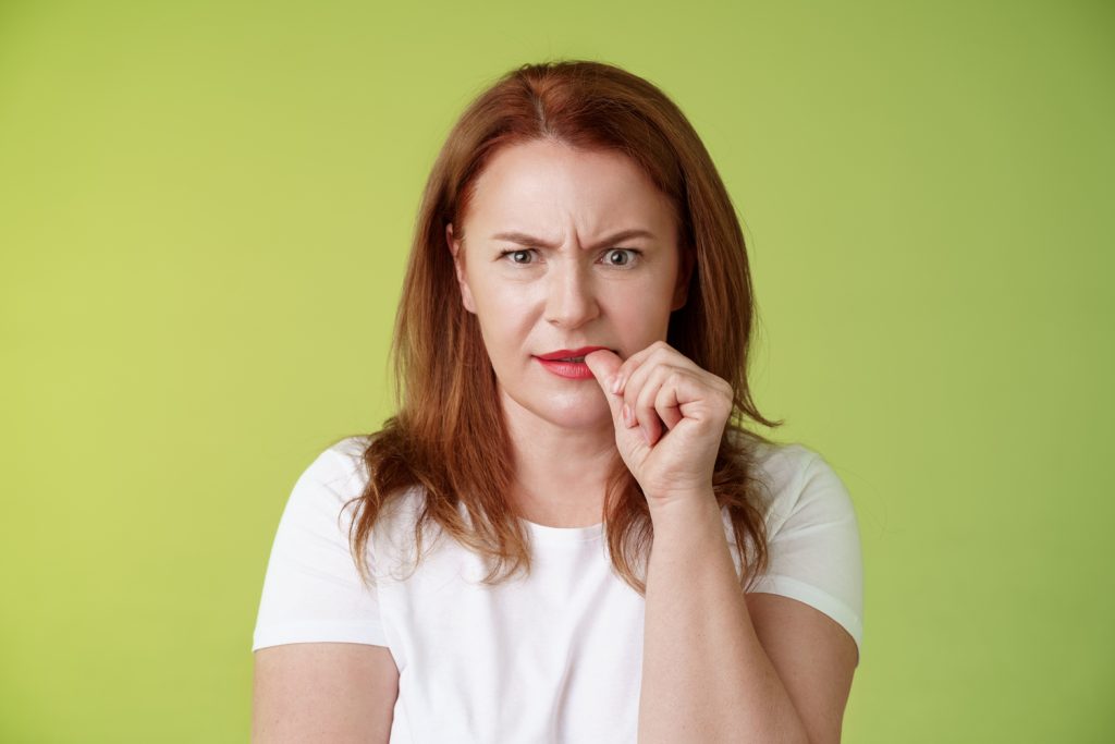 Pacient care simte că implantul dentar se mișcă