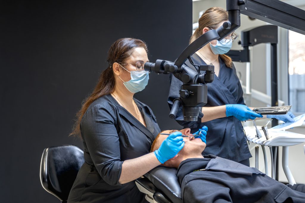 Retratament endodontic realizat cu ajutorul microscopului dentar