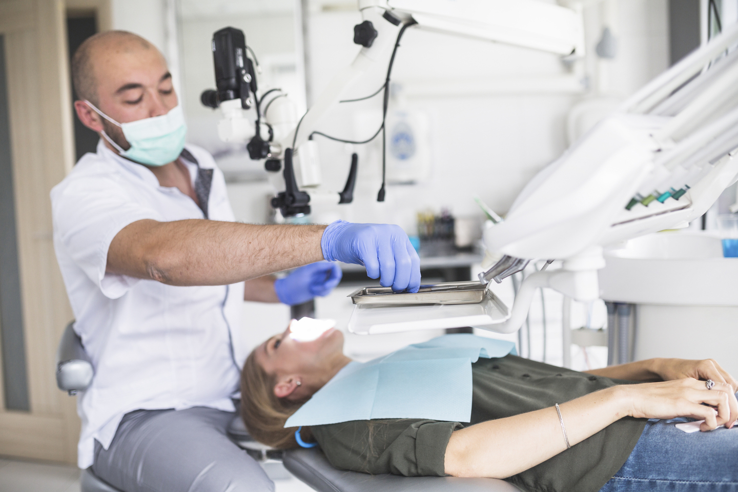 Canal dentar calcificat tratat la microscop în Cluj-Napoca