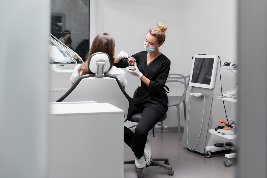 Examinarea dinților și gingiilor în timpul unui control stomatologic