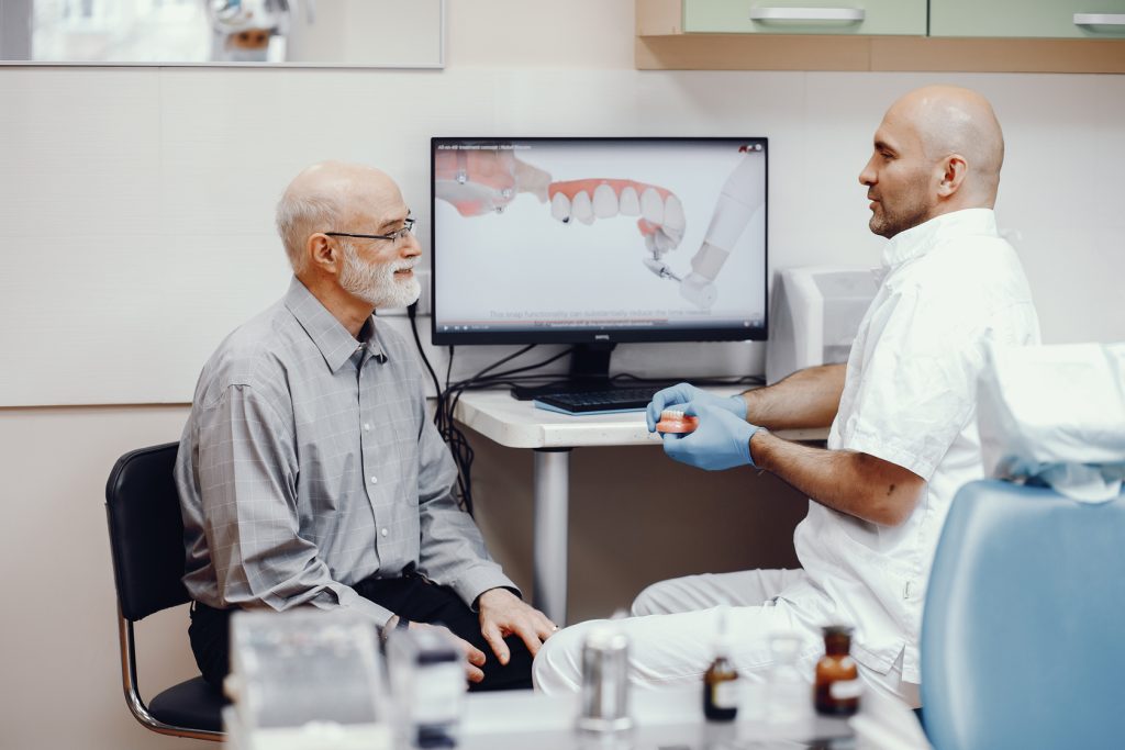 Proteză dentară susținută de implanturi pentru o stabilitate mai bună